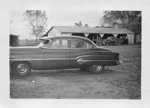 Vintage 1951 Oldsmobile 98 Four Door 1950s Photo Ranch Farm Chevrolet Truck - Bild 1 von 2