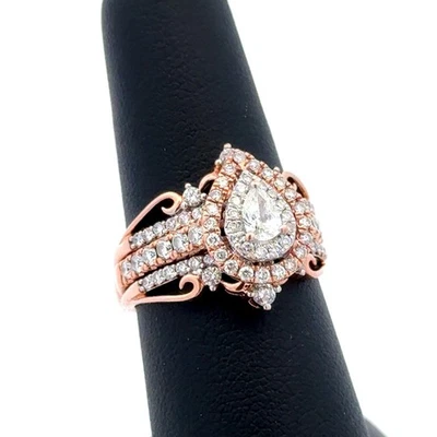 Impresionante anillo de compromiso llamativo con halo de diamantes blancos de oro rosa de 14k Foto 1 de 4