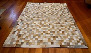 Lovely Jersey & Grey Tones - A Beautiful 1.5 x 2.0 metre Patchwork Cowhide Rug - Bild 1 von 9