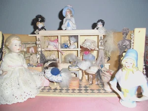 Antiker Hutladen mit viel Zubehör, Puppenstube ,viele alte Porzellanpuppen ! - Bild 1 von 12
