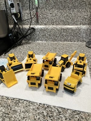 Игрушечный строительный флот Caterpillar, самосвалы и другие (всего девять штук) - Изображение 1 из 4