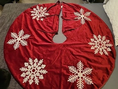 RODEO HOME  Elegant Christmas Tree Skirt  Deep Red - Image 1 of 4