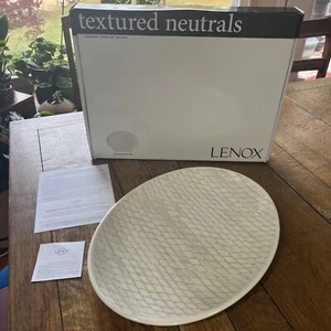 Plato de gres ovalado de pizarra neutros texturizados Lenox, gris tejido crema, $115, nuevo en caja - Imagen 1 de 12
