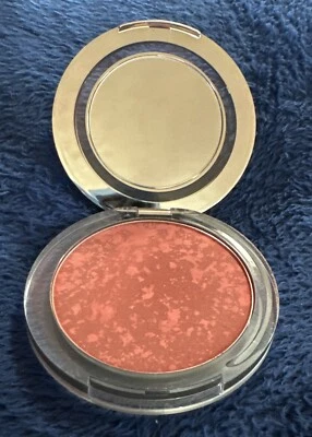 PUR Cosmetics Polvo Perfeccionador de la Piel Rubor Baya Hermoso Acto de Rubor Maquillaje Foto 1 de 4