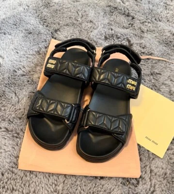 Sandalias Acolchadas Miu Logo-Letras, 24,5 cm/usadas, color negro Foto 1 de 4