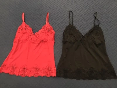 Lote de 2 camisolas de renda Frederick’s of Hollywood M vermelho preto alças ajustáveis - Imagem 1 de 4