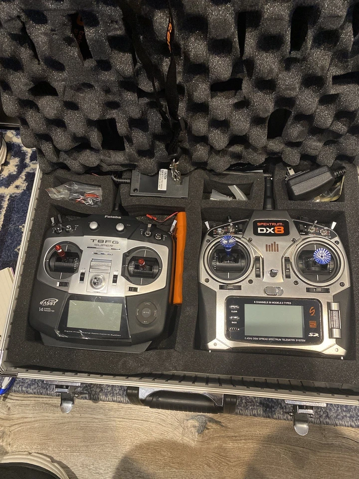 Transmisor Spektrum DX8 8 canales modelo SPM8800 y Futaba 8FG Super 14 Foto 1 de 2