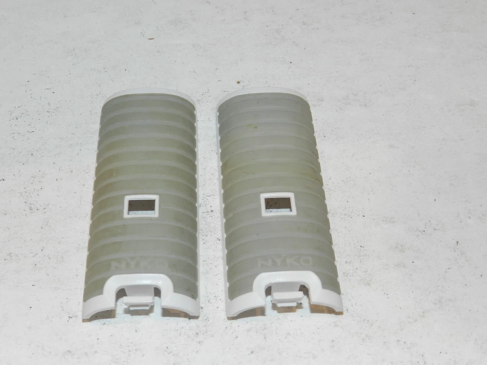 X2 NYKO Nintendo Wii Remote Battery Grip Cover Door Lid Cover Grey White X2 - Image 1 of 2