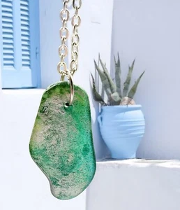 Pearlescent green sea glass pendant necklace - Picture 1 of 3