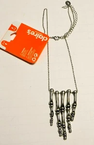 Collar de huesos de dedo esqueleto de Claire's, mano, gótico, metal - Imagen 1 de 2