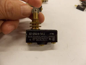 New Honeywell BZ-2RQ18-T4-J Micro Switch Roller Head  M4A - Picture 1 of 3