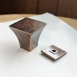 Perilla de cajón Skyler grande de aleación de zinc 29x29x28 mm con acabado de cobre antiguo - Imagen 1 de 4