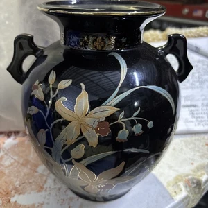 Schwarze Vase mit Lilien aus Japan - Bild 1 von 7
