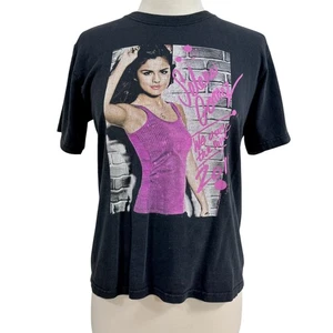 Camiseta Y2K Selena Gomez We Own the Night Talla Pequeña - Imagen 1 de 8