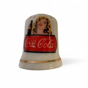 Vintage Coca-Cola Porzellan Fingerhut blond Pin-Up Girl hält Flasche - Bild 1 von 3