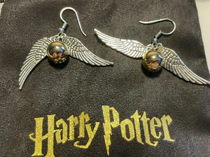 HARRY POTTER BOUCLES OREILLES QUIDDITCH NEUVES + POCHETTE - Imagen 1 de 4