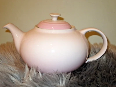 LE CREUSET SHELL PINK TEAPOT 1.4 QUART-RARE COLOR! - Image 1 of 4