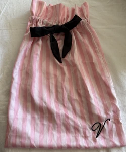Victoria's Secret Rosa Blanco Rayas Bolsa de Regalo Cómoda Suave Corbata Negra - Imagen 1 de 2