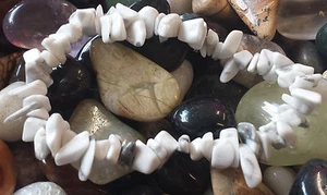 HOWLITE HEALING CRYSTAL CHIP BEAD BRACELET - CALMING INSOMNIA - Picture 1 of 3