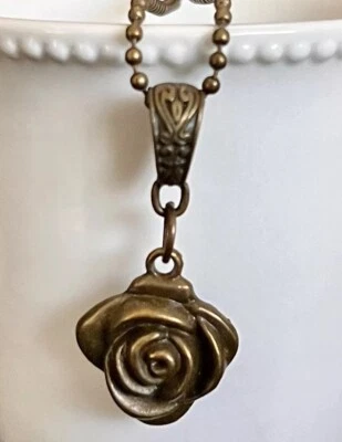 Collar de bronce con una preciosa rosa. Flor. Bloom. Foto 1 de 2