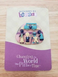 Vintage Hüte Kleider Frau Pin Designs by Lucinda Brosche Familie Reise Bus Liebe - Bild 1 von 4