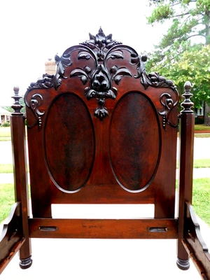 Cama de transición Imperio/Victoriano de caoba alrededor de 1850 Foto 1 de 4