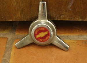 D10 - VINTAGE CHEVROLET HUBCAP SPINNER EMBLEM BADGE SILVER ON RED INLAY - Picture 1 of 2