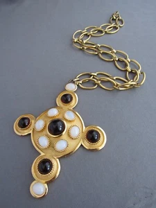 COLLAR CRUZ LUCITE CABUJÓN GRANDE GRUESO TONO ORO TRIFARI CORONADO VINTAGE - Imagen 1 de 5