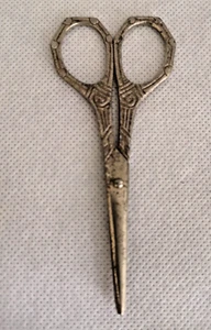 Superbes anciens ciseaux gravés pour broder Environ 9 cm de long et 4 cm de lame - Picture 1 of 6