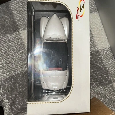 FAIRFIELD MINT EXCLUSIVE 1:18 1939 LINCOLN ZEPHYR V-12 White SIGNATURE #18002 - Image 1 of 4