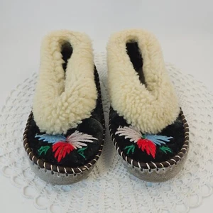 Womens Hand Crafted Wool Slippers Embroidered Moccasins Size 6½ - 7 from Canada - Picture 1 of 8