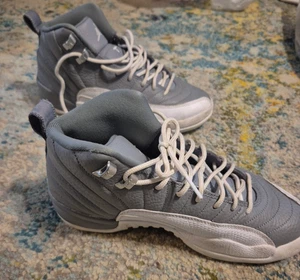 Jugendliche Jordan 12 Retro Stealth 153265-015 Größe 5,5 Y Jugendliche Turnschuhe - Bild 1 von 6