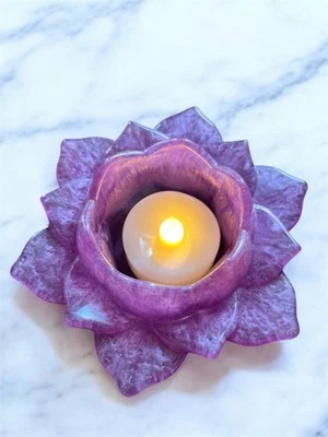 Candelabro casero de resina epoxi con flor de loto Foto 1 de 3