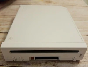 Consola de repuesto Nintendo Wii blanca RVL-001 solo para repuestos. Powers On. - Imagen 1 de 7