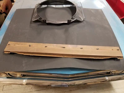 Panel de llenado trasero 1970 Buick Riviera y GS entre maletero y placa de cubierta de ventana Foto 1 de 4