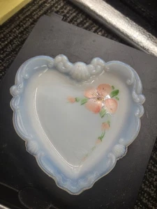 Herzförmige EAPG Milchglas Schmuck Pin Schale handbemalt rosa Blumen ** 60-13 - Bild 1 von 5
