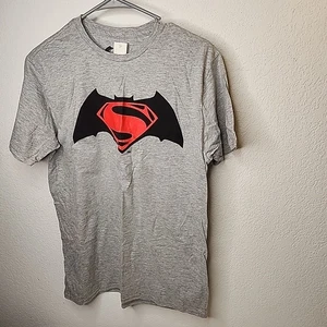 Dawn of Justice T-Shirt With The Superman-Bat Combined Logo Men's Large - Picture 1 of 5