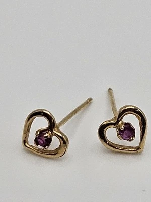 Brincos minúsculos vintage de ouro amarelo 14k com coração de rubi - Imagem 1 de 4