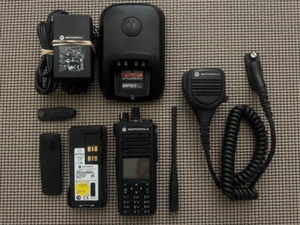 Motorola XPR7550e Przenośne radio UHF Cyfrowe Wszystkie akcesoria Głośnik Mikrofon - Zdjęcie 1 z 10