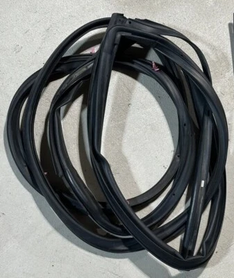 See Photos 1998 - 2005 雷克萨斯 gs300 Gs400 Gs430 oem 后部 左侧 司机 侧门密封 — 第 1/3 张图片