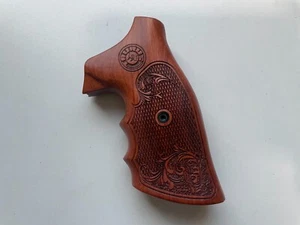Nuevas empuñaduras para empuñadura de revólver Taurus mediana/grande, .357, arte de 6 disparos sobre madera - Imagen 1 de 6