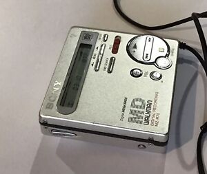 Vintage Sony MZ-R70 MiniDisc Walkman + Disc + Remote + Earbuds -  Works! VG