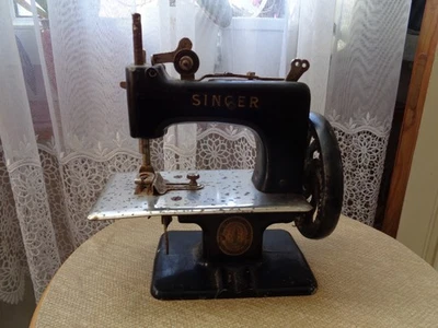 ANCIENNE PETITE MACHINE A COUDRE SINGER JOUET ENFANT FONTE ALUMINIUM - Photo 1/4