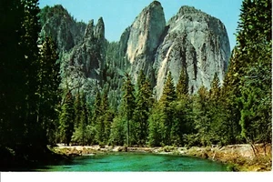 Postal de colección Catedral de California Rocas y agujas Parque Nacional de Yosemite - Imagen 1 de 2