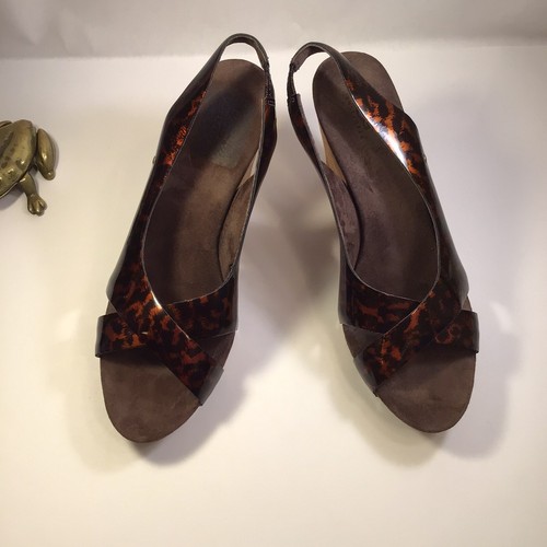 UGG 1926 Hazel ll leopardato donna misura 8 sandali vernice pelle peep tacco sughero