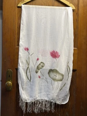 Mantón envolvente de seda para mujer con bordes borlados blanco con rosa y verde de China Foto 1 de 4