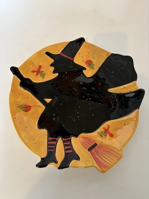 Plato de Halloween Susan Winget para Certified International - Bruja en escoba 12"D Foto 1 de 4