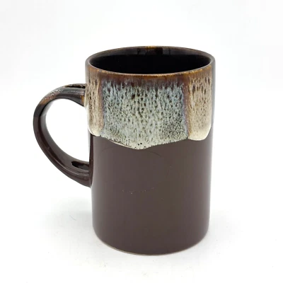 Taza de café por goteo marrón gres vintage alta con agujero en el mango años 70 occidental Foto 1 de 4