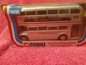 Autobús Corgi 1/64 AEC Routemaster The Queens Silver Jubilee 1977 con caja tatuada - Imagen 1 de 9