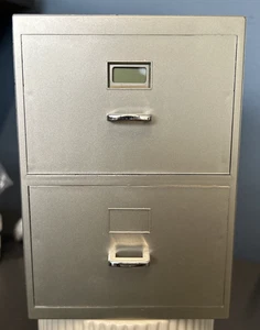 Mini Aktenschrank Visitenkarten Halter mit digitaler LCD-Uhr - Brandneu - Bild 1 von 7